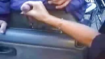 ஜாய்மியின் கவர்ச்சியான ஜினா கெர்சனுடன் தோள்களில் கால்கள்