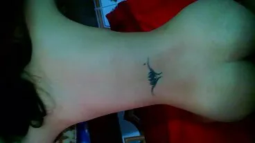 ரியாலிட்டி கிங்ஸின் கவர்ச்சியான ஜினா வாலண்டினா மற்றும் ஜோய் மன்ரோவுடன் தி பெட் வீடியோவில்