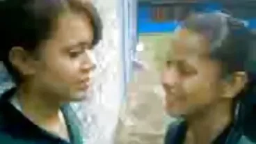 தி பெனிஃபிட் குரங்கிலிருந்து அழகான ஷோனா நதியுடன் கூடிய வைப்ரேட்டர் படம்