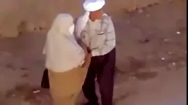 புதிய உணர்வுகளில் இருந்து அழகான ஏஞ்சலின் ரெட் உடன் டாட்டூ படம்
